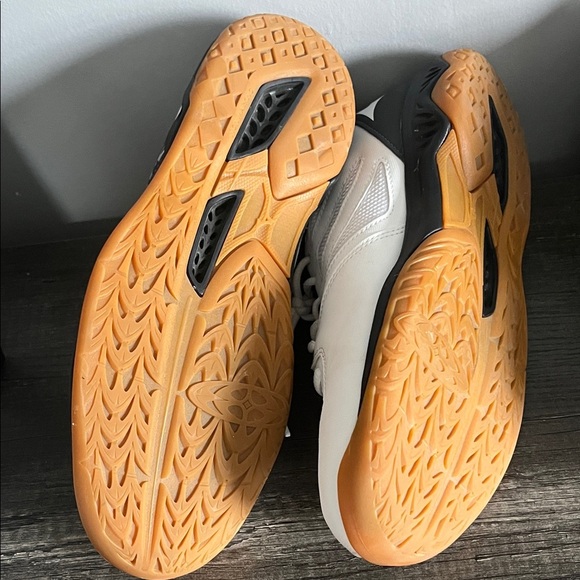 Mizuno Men's White and Black Athletic Shoes with Orange Soles Size 8.5 - Picture 6 of 6